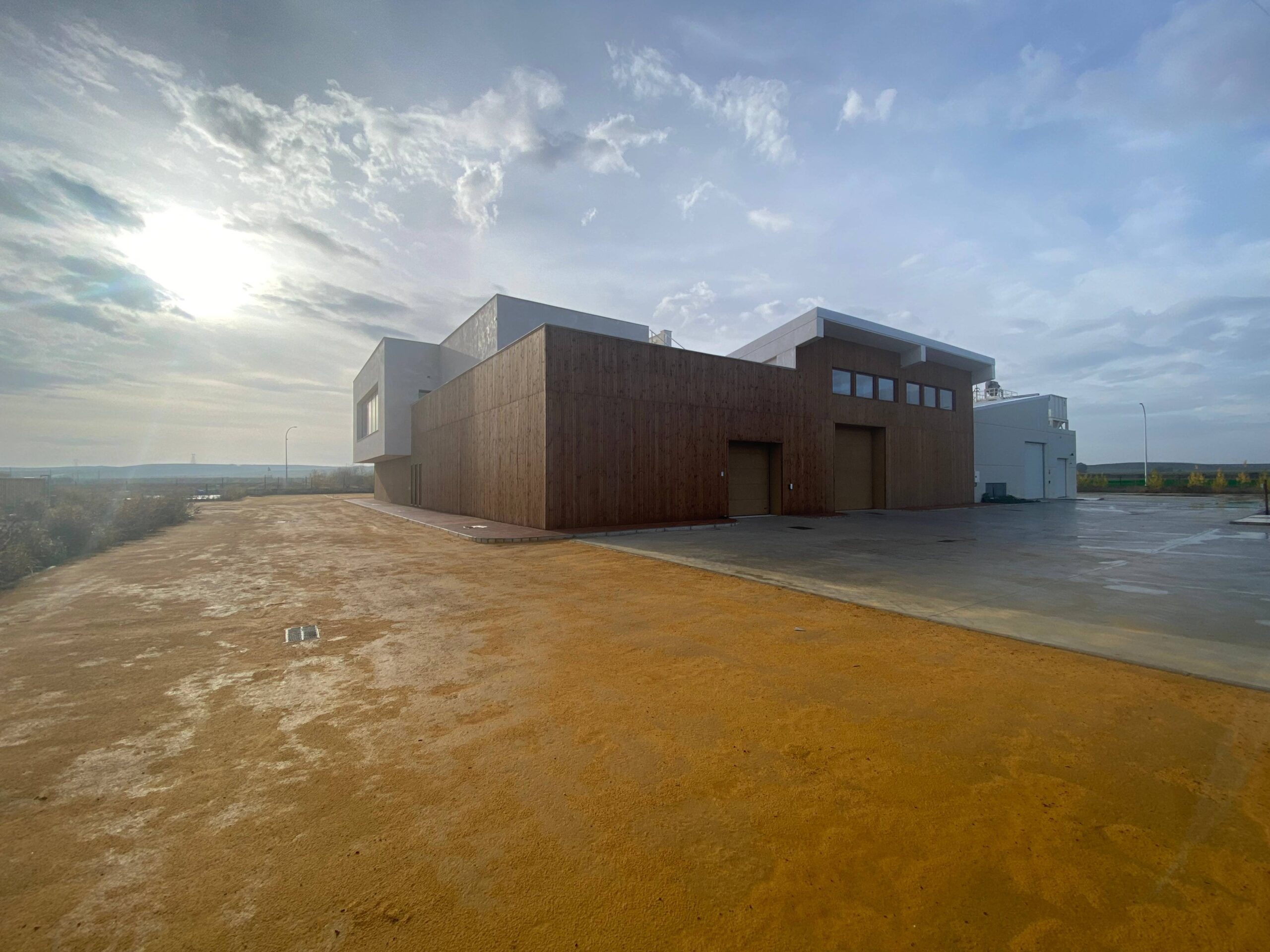 Vista exterior de la almazara ecológica y bioclimática de Cortijo el Puerto en Sevilla